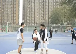 篮球赛场上发生惊险逆转,引发观众泪目 篮球赛场上发生惊险逆转,引发观众泪目