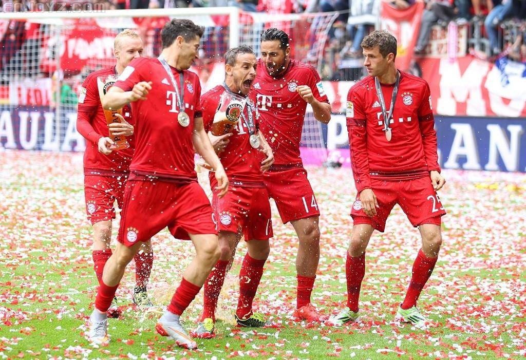 拜仁慕尼黑风雨无阻，重登德甲榜首(加油拜仁慕尼黑足球队的口号德语是什么)